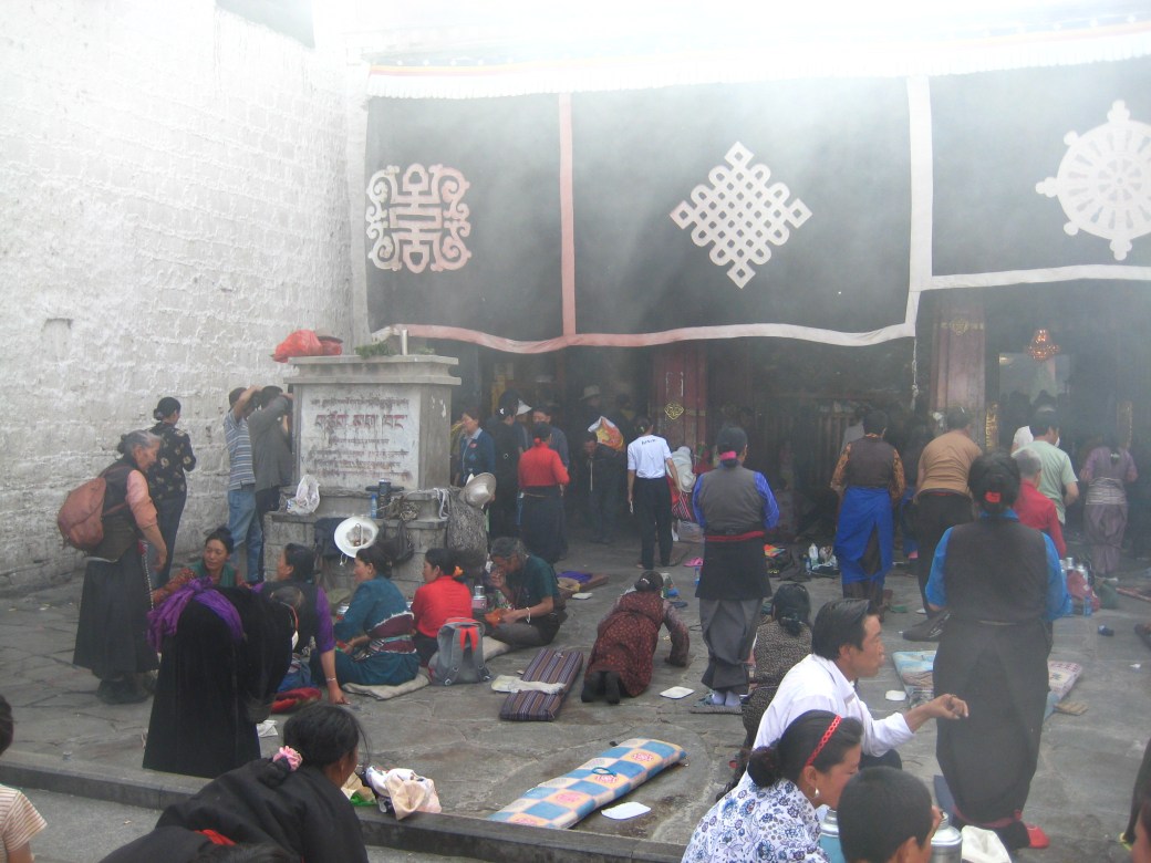 Vid det heligaste templet, Jokhang, ligger offerröken tung