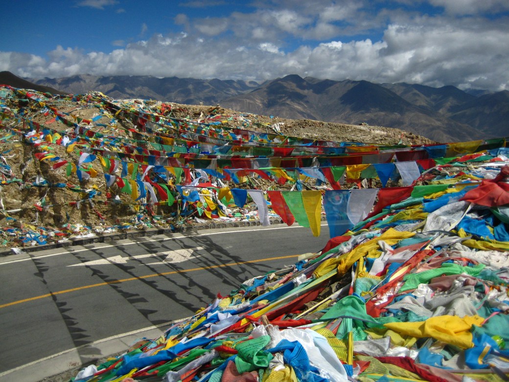 Böneflaggorna sänder bönerna mot himlen